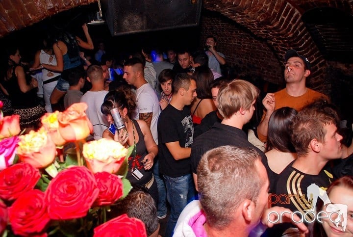 Joi seara în Club Escape, 