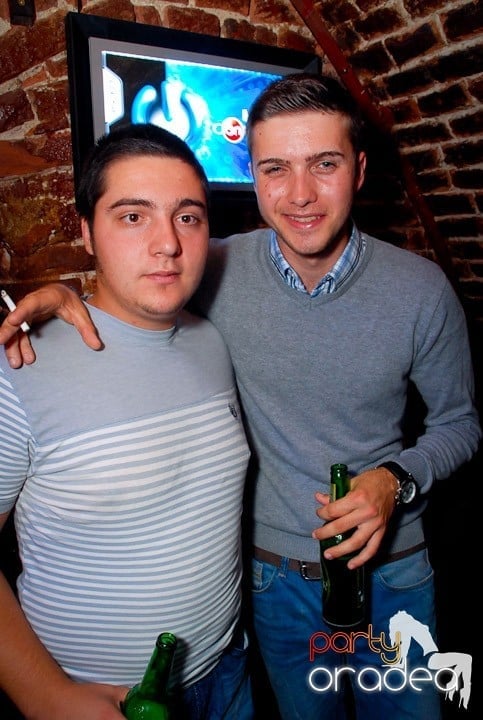 Joi seara în Club Escape, 