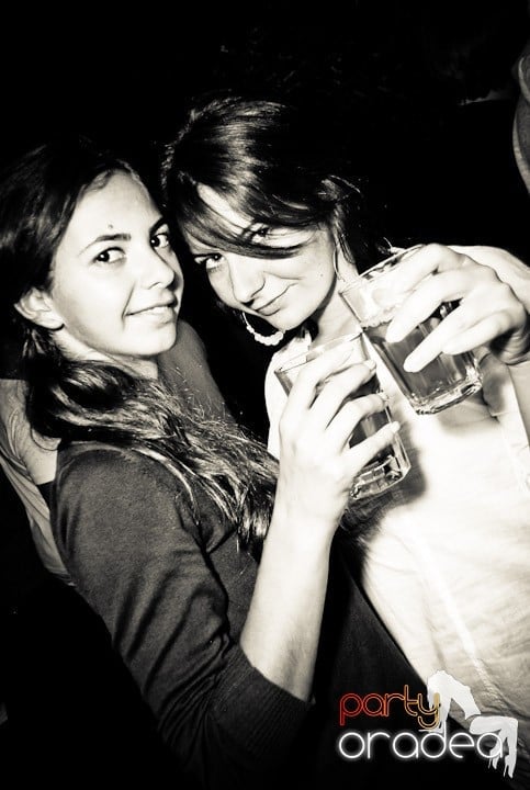 Joi seara în Club Escape, 