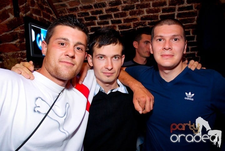 Joi seara în Club Escape, 