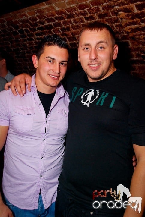 Joi seara în Club Escape, 