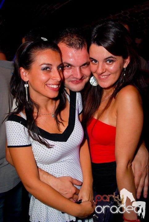 Joi seara în Club Escape, 