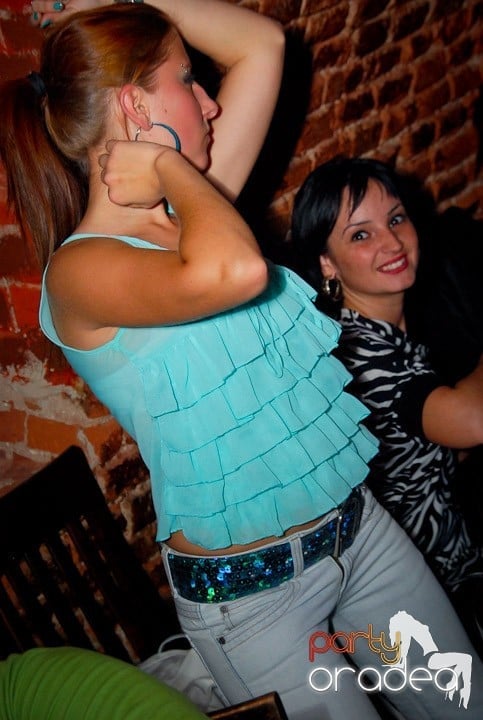 Joi seara în Club Escape, 