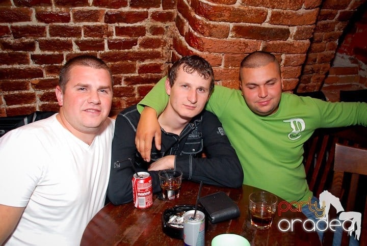 Joi seara în Club Escape, 