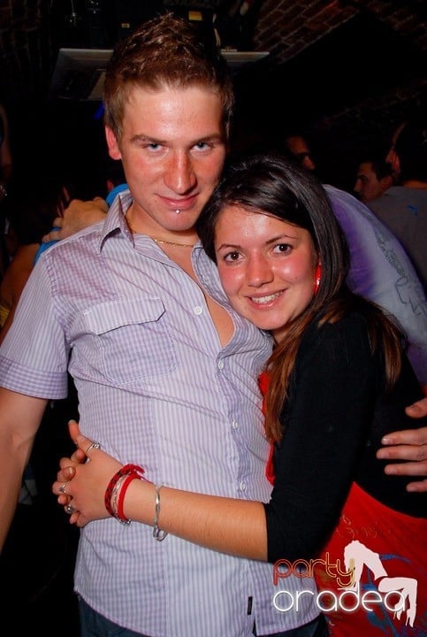 Joi seara în Club Escape, 