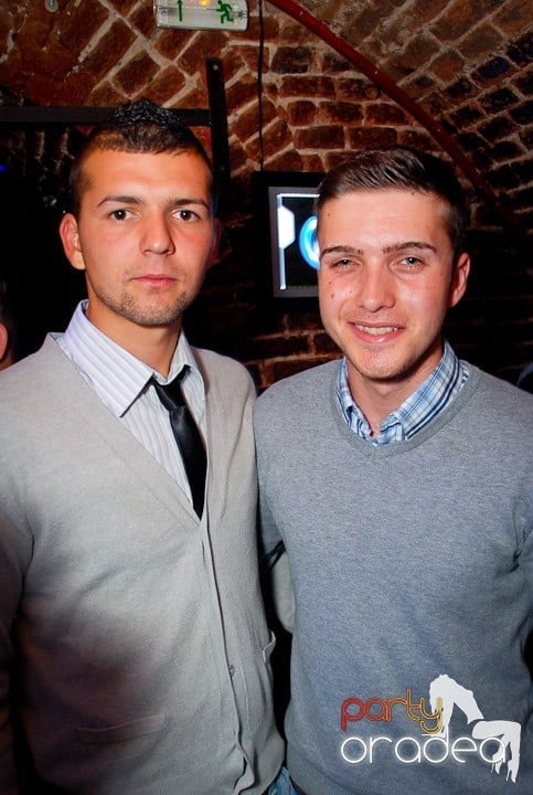 Joi seara în Club Escape, 