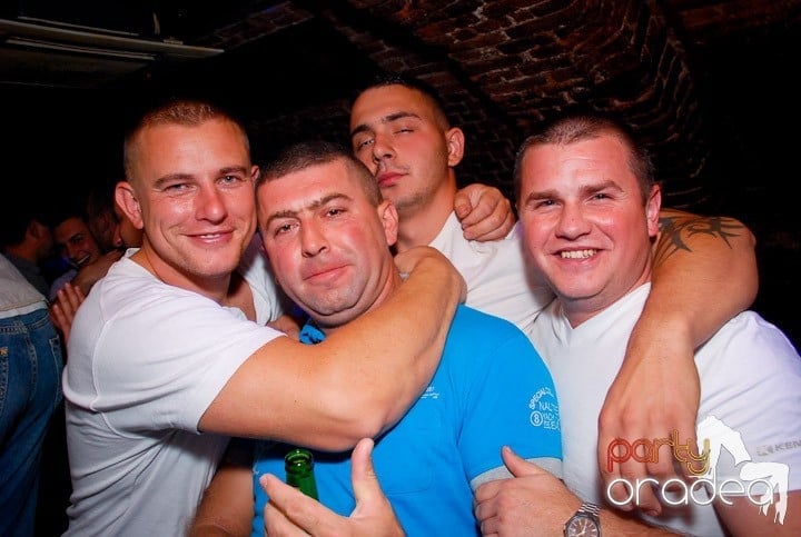 Joi seara în Club Escape, 