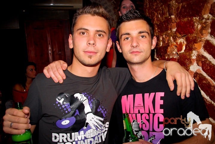 Joi seara în Escape, 