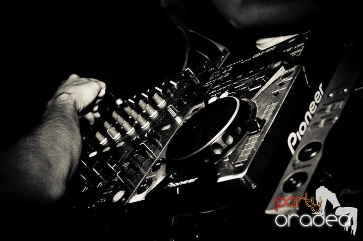 Joi seara în Escape, 