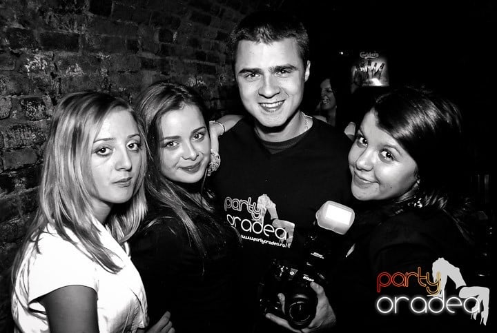 Joi seara în Escape, 