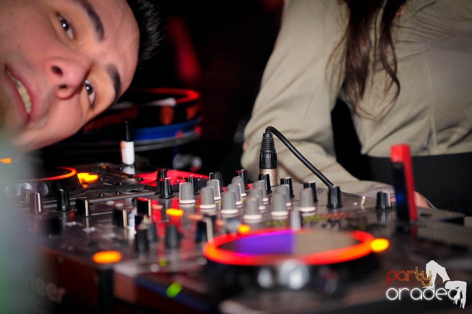 Joi seara în Escape, 