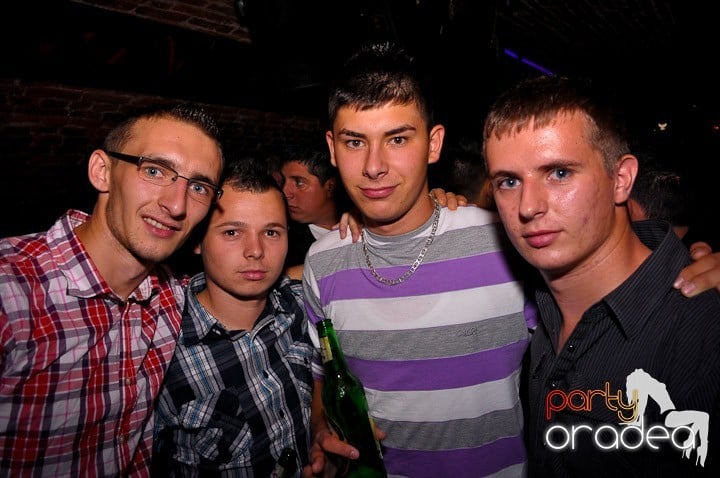 Joi seara în Escape, 