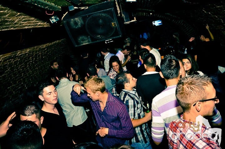 Joi seara în Escape, 