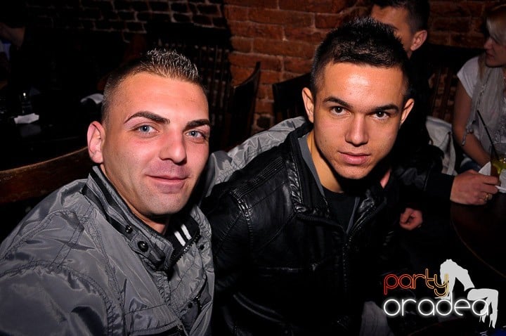 Joi seara în Escape, 