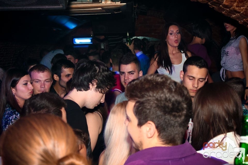 Joi seara ne distrăm în Escape, 