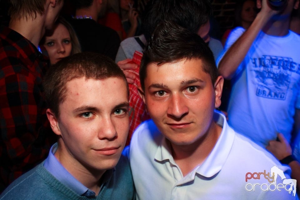 Joi seara ne distrăm în Escape, 