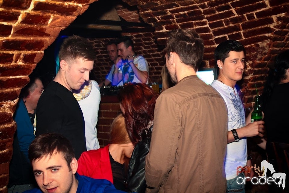 Joi seara ne distrăm în Escape, 