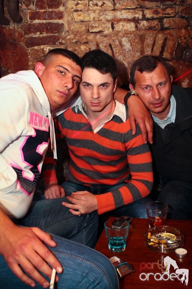 Joi seara ne distrăm în Escape, 