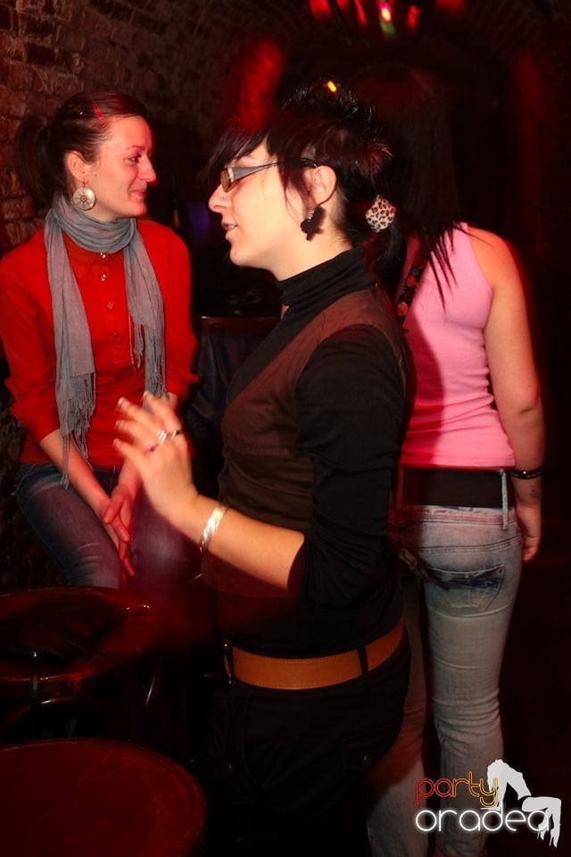 Joi seara ne distrăm în Escape, 