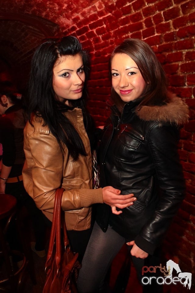 Joi seara ne distrăm în Escape, 