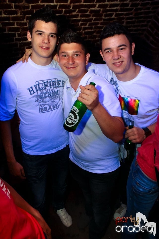 Joi seara ne distrăm în Escape, 