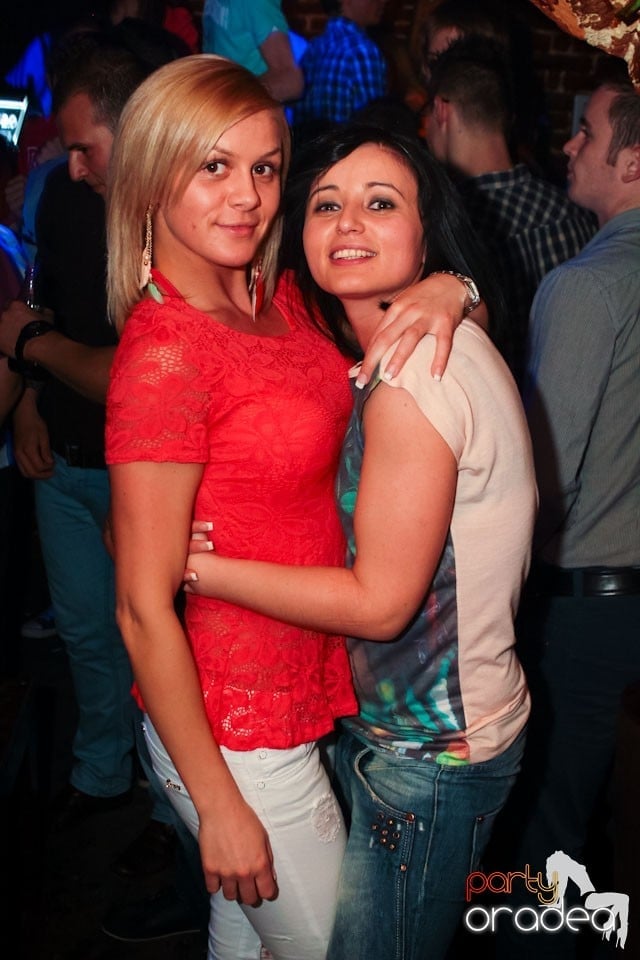 Joi seara ne distrăm în Escape, 