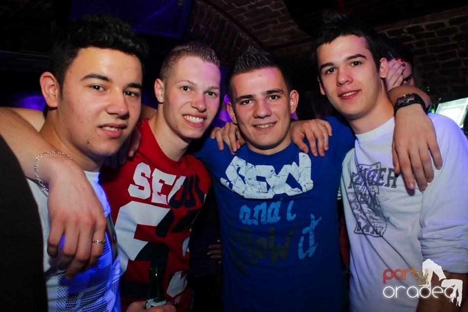 Joi seara ne distrăm în Escape, 