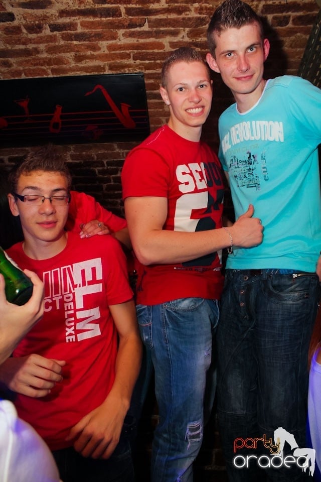 Joi seara ne distrăm în Escape, 