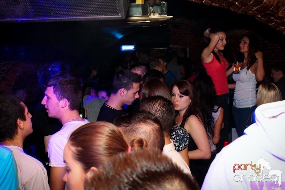 Joi seara ne distrăm în Escape, 