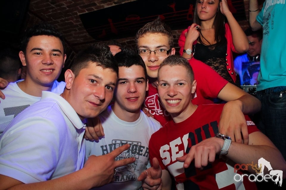 Joi seara ne distrăm în Escape, 