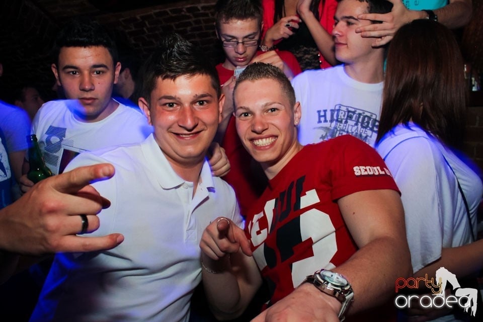 Joi seara ne distrăm în Escape, 