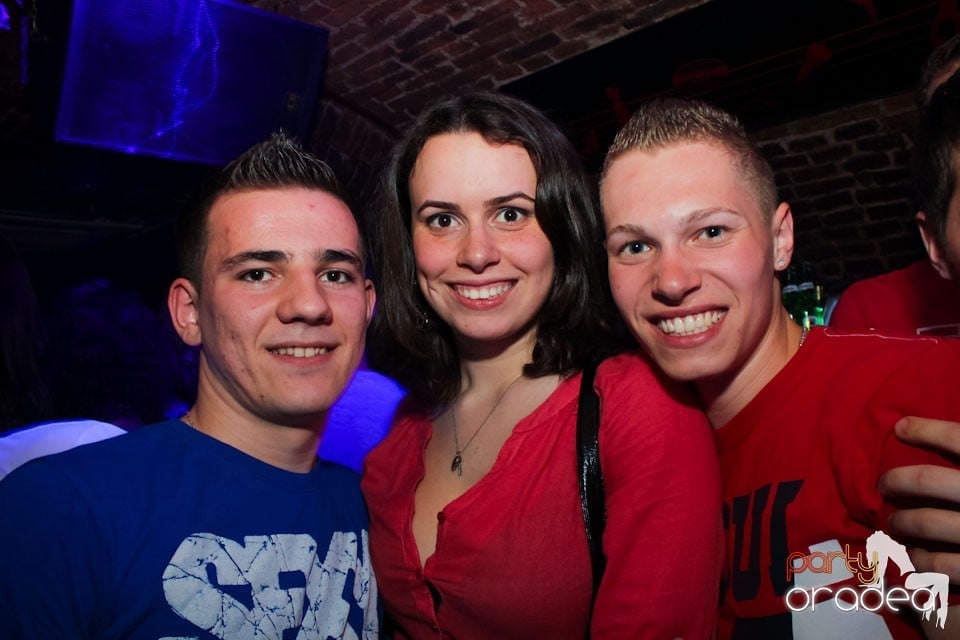 Joi seara ne distrăm în Escape, 