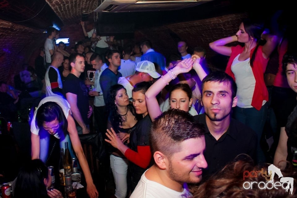 Joi seara ne distrăm în Escape, 