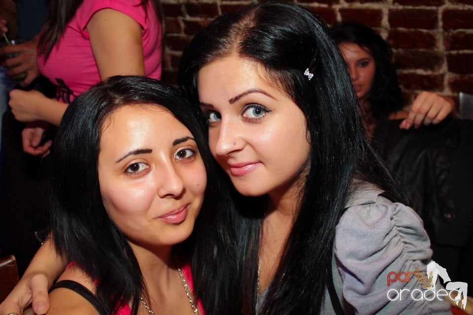 Joi seara ne distrăm în Escape, 