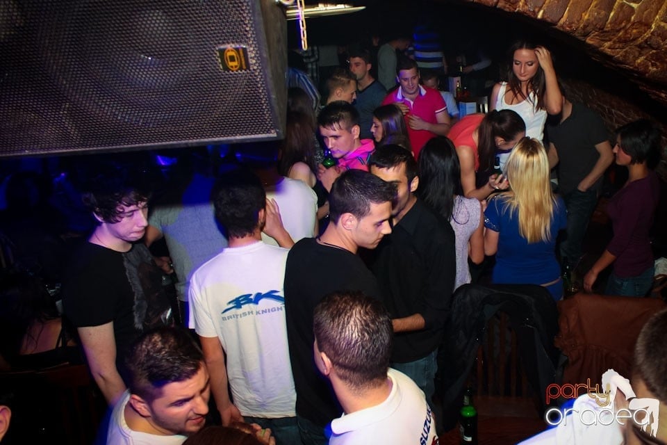 Joi seara ne distrăm în Escape, 