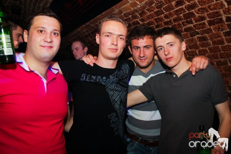 Joi seara ne distrăm în Escape, 