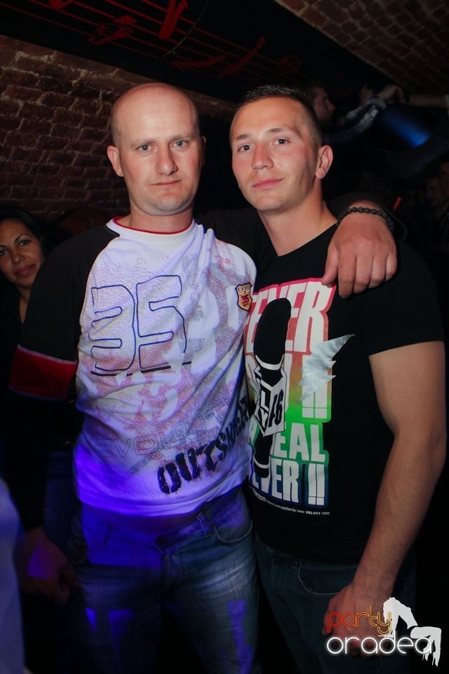 Joi seara ne distrăm în Escape, 