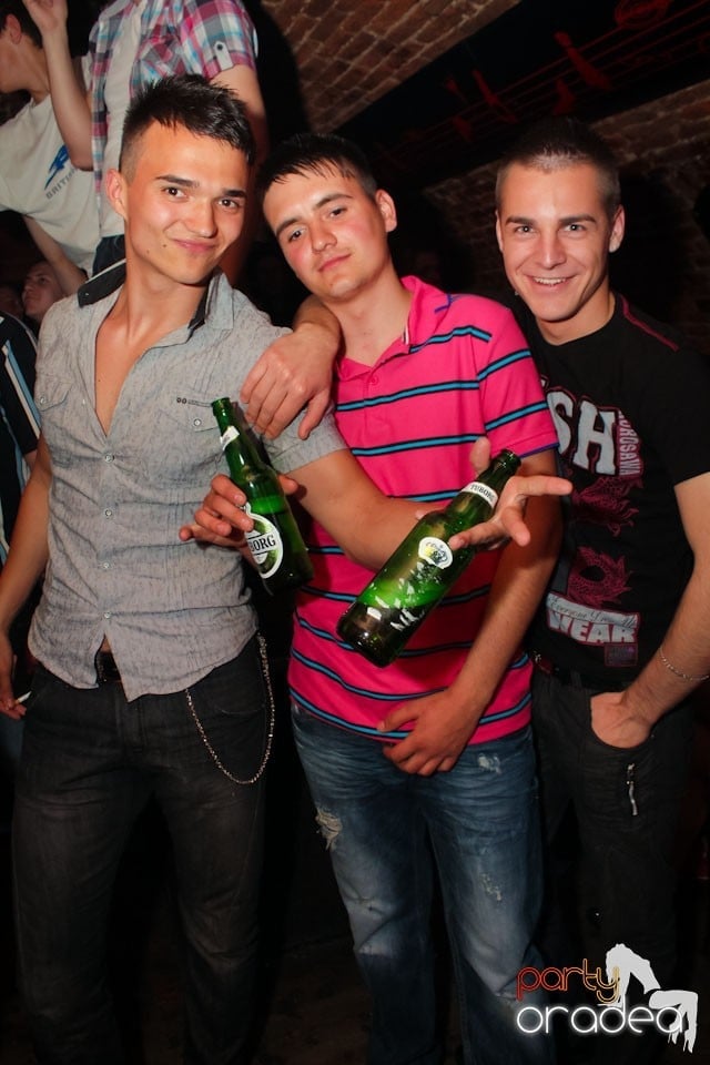 Joi seara ne distrăm în Escape, 