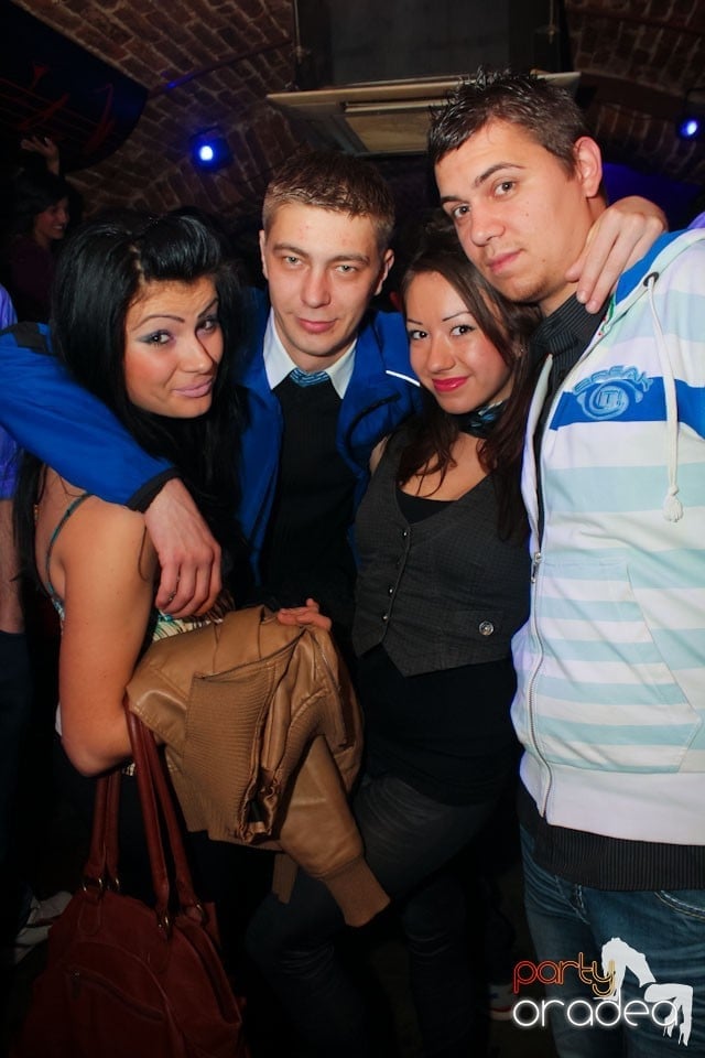 Joi seara ne distrăm în Escape, 