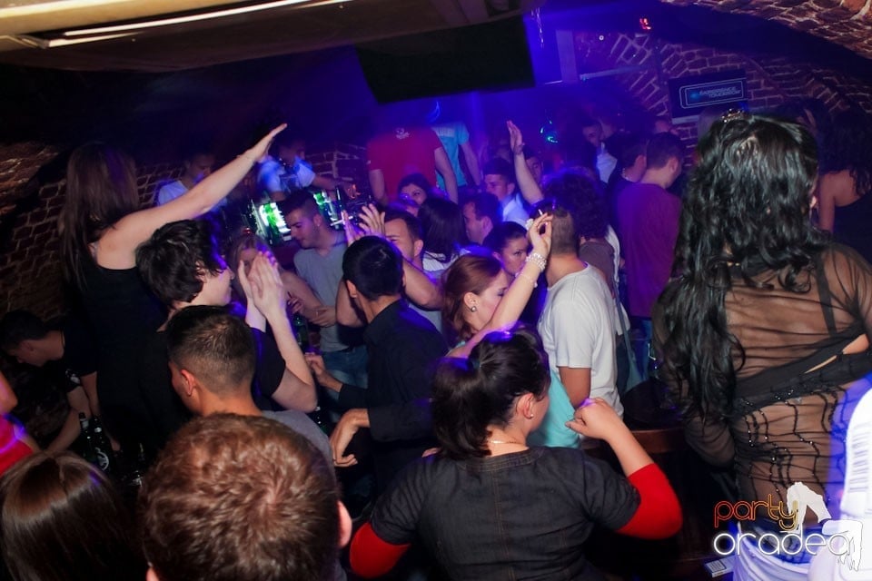 Joi seara ne distrăm în Escape, 