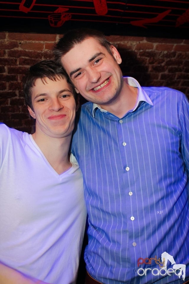 Joi seara ne distrăm în Escape, 