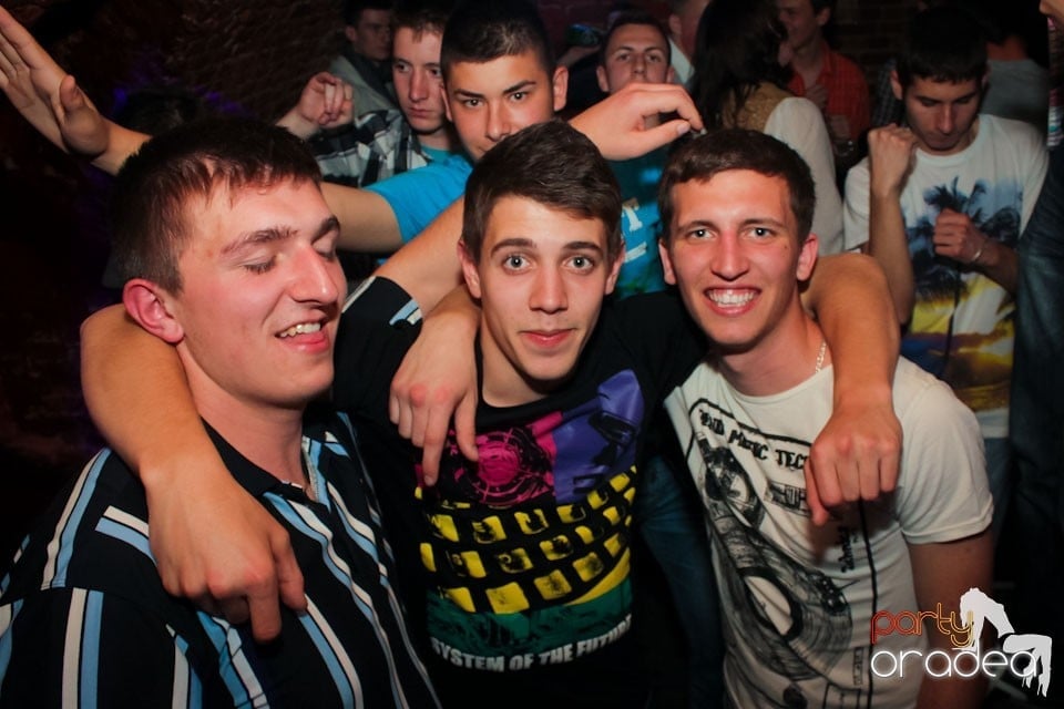 Joi seara ne distrăm în Escape, 