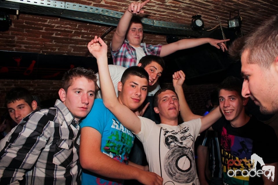 Joi seara ne distrăm în Escape, 