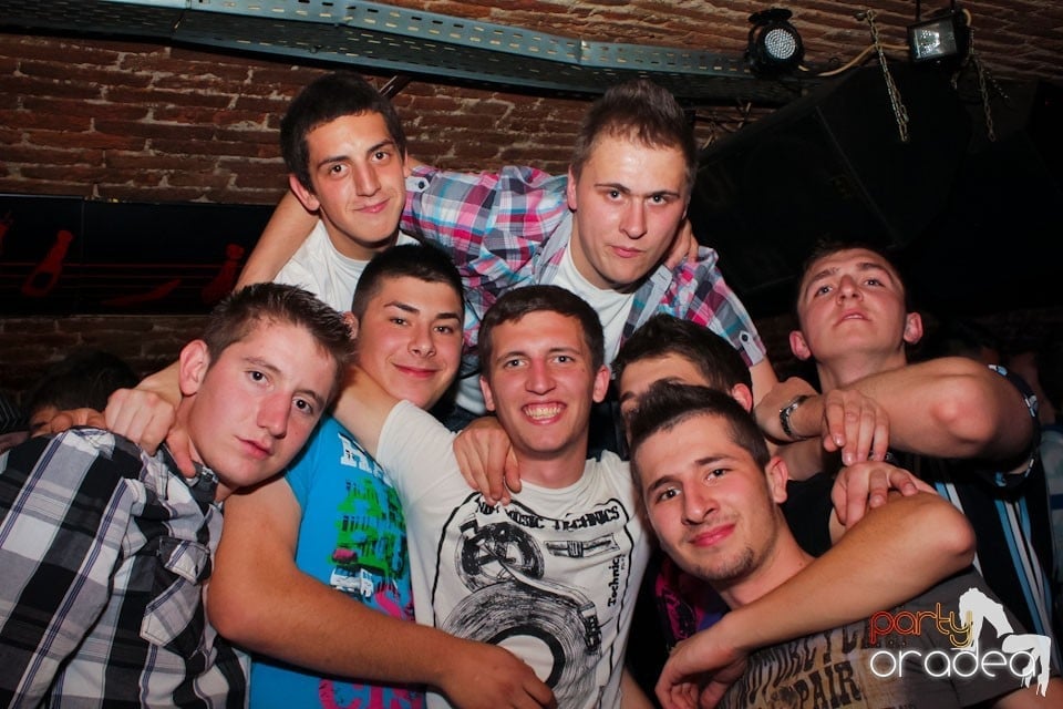 Joi seara ne distrăm în Escape, 