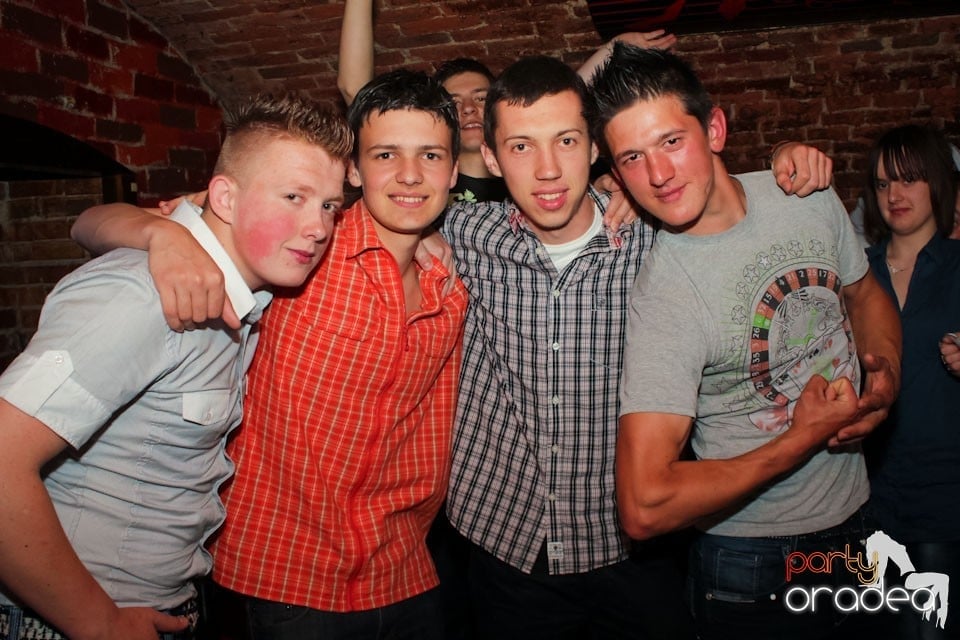 Joi seara ne distrăm în Escape, 