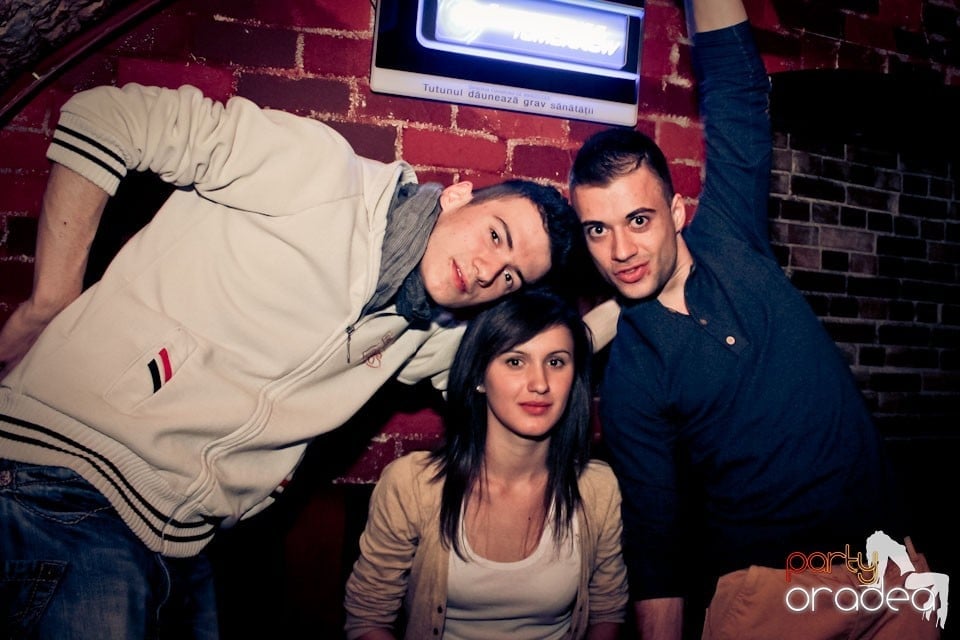 Joi seara ne distrăm în Escape, 