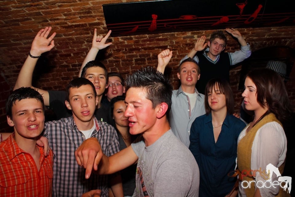 Joi seara ne distrăm în Escape, 