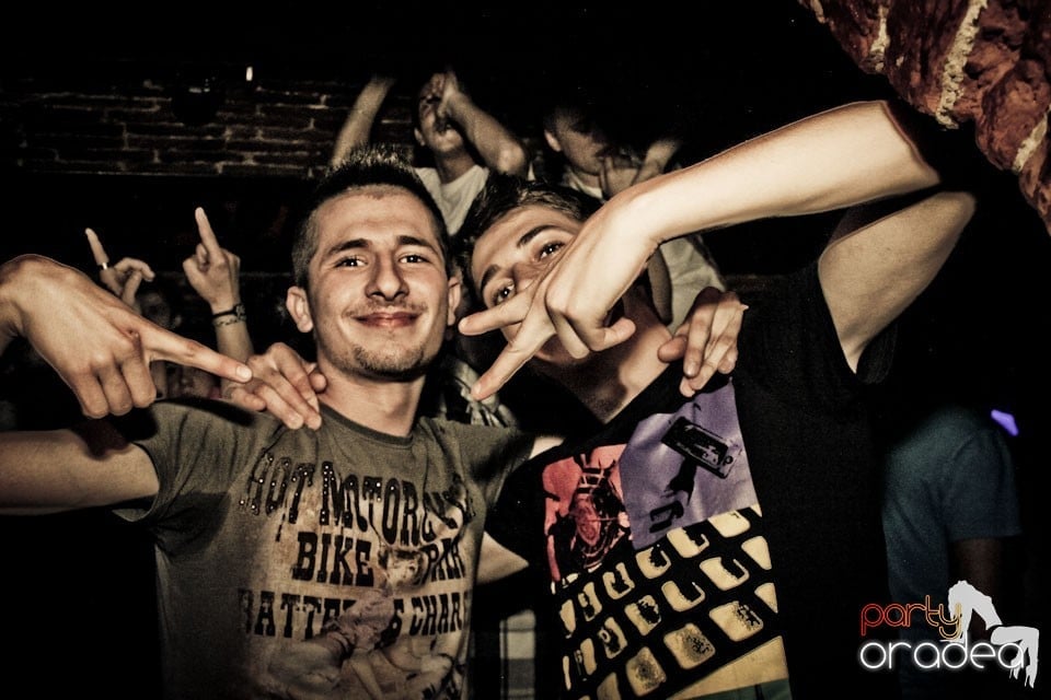 Joi seara ne distrăm în Escape, 