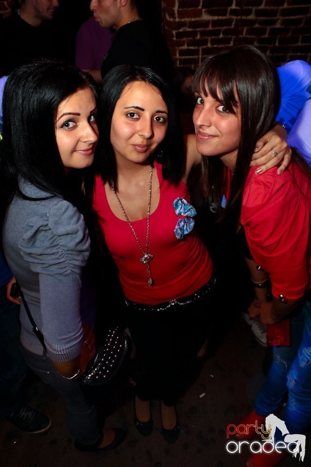 Joi seara ne distrăm în Escape, 