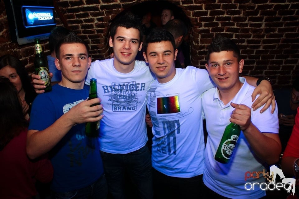 Joi seara ne distrăm în Escape, 